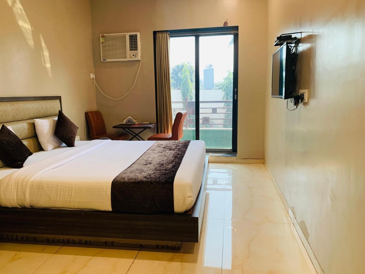 Hotel Merakee - Near Dahisar Mira Road Mumbai Bagian luar foto