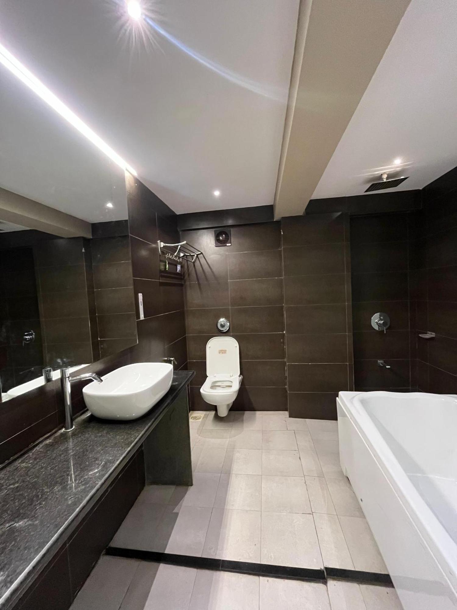 Hotel Merakee - Near Dahisar Mira Road Mumbai Bagian luar foto